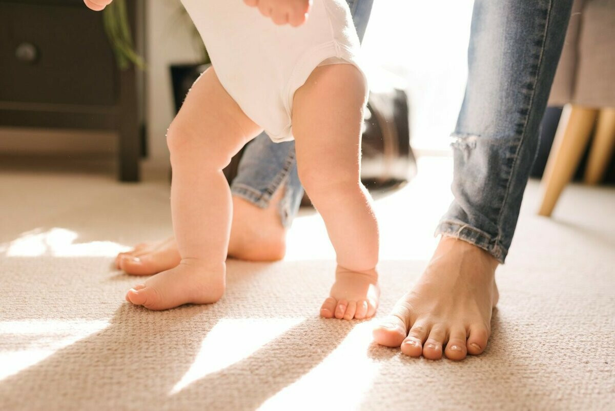 Ребенок не ходит по утрам. Детские ступни. Хождение босиком. Детские ноги первые шаги. Пол ребенка.