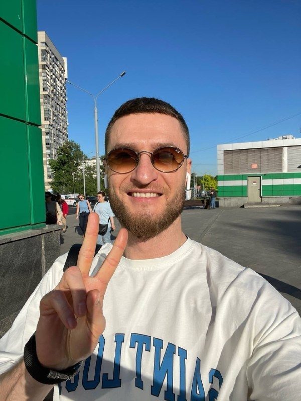 Виктор в солнечных очках