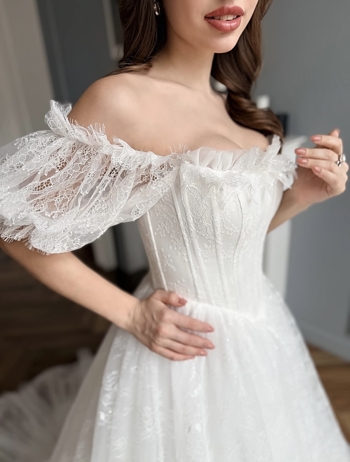 свадебное платье с открытыми плечами