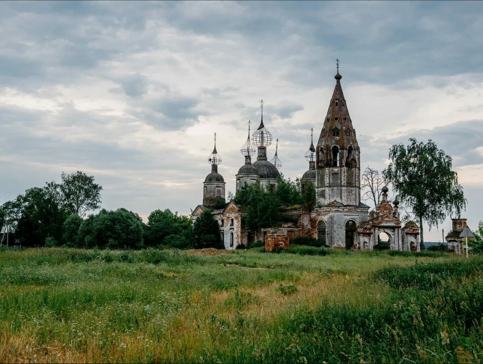 Села остров. Село остров Ярославской области храм. Село остров Ярославская область. Заброшенный храм в селе остров, Ярославская область.. В селе.