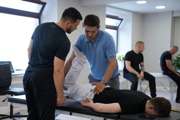 Практическое занятие 4Clinic: врачи отрабатывают мануальную технику