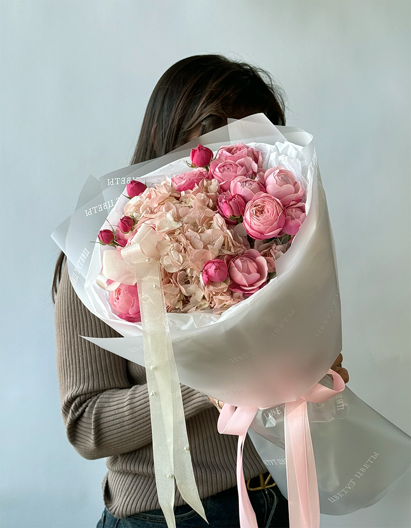 Букет с гортензией и пионовидными розами с доставкой по Краснодару