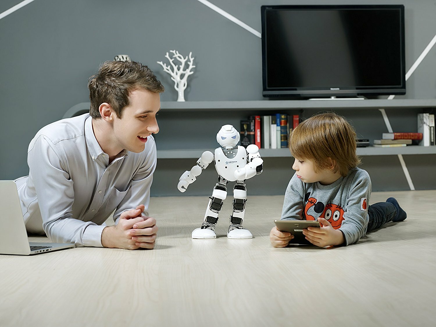 Мальчик купил робота. Роботы для детей. Роботы и робототехника. Робот с искусственным интеллектом для детей. Робототехника и искусственный интеллект.