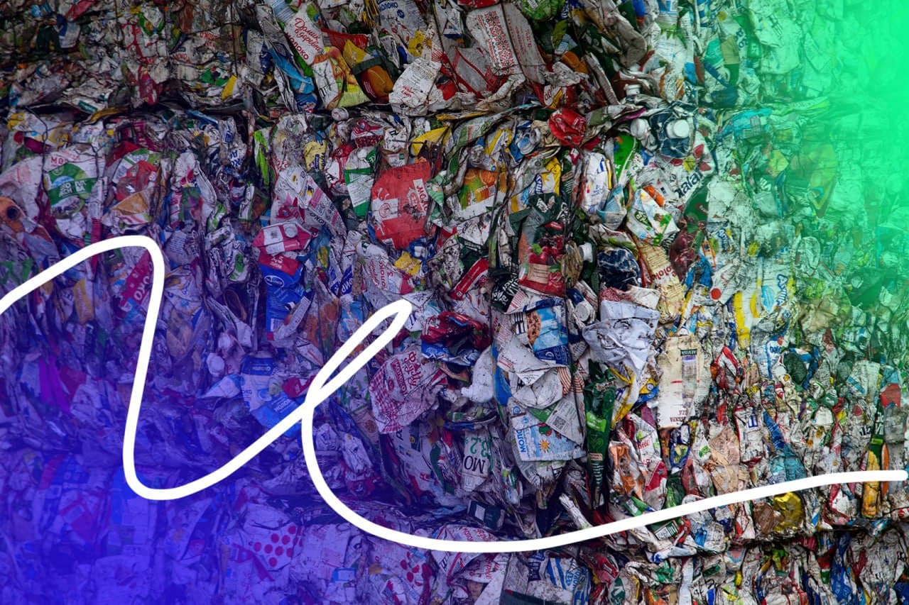 Брикеты отсортированных отходов перед отправкой на переработку. Источник фото: РИА Новости и Зелёный