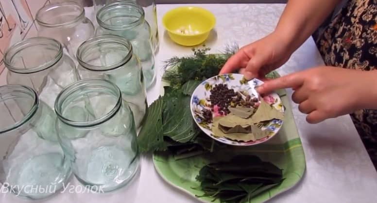 Приготовление маринованных огурцов на зиму с уксусом: шаг 3