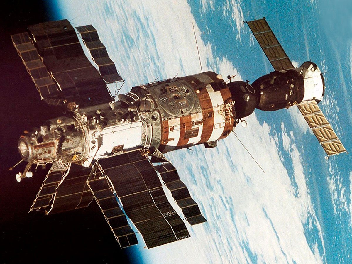 Первый корабль в космосе ссср. Первая орбитальная станция салют. Советская орбитальная Космическая станция салют. Первая орбитальная станция салют 1971. 1971 Орбитальная Космическая станция салют.