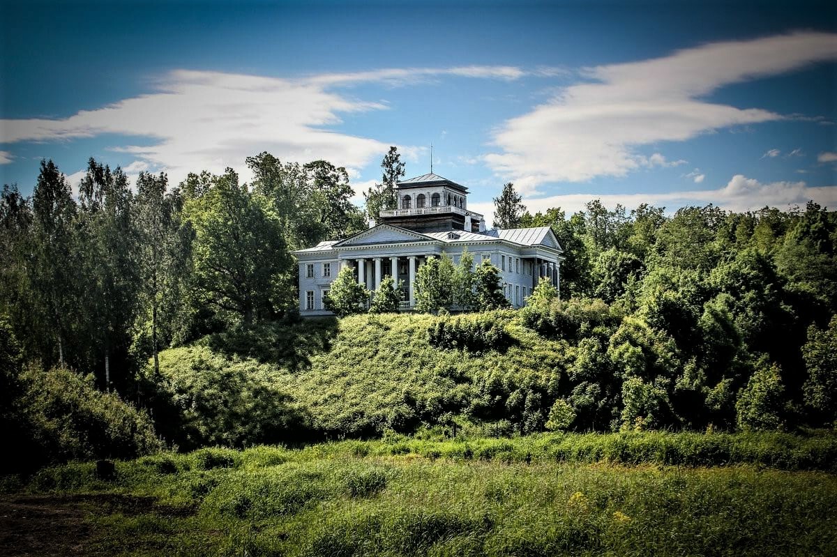 Батово. "Аллея повешенного". Старинная деревня Батово упоминалась еще в конце XV