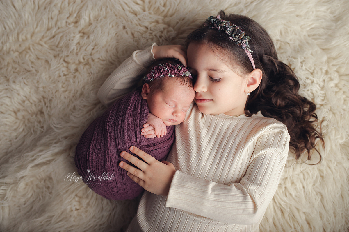 Студийная фотосессия новорожденного со старшей сестрой