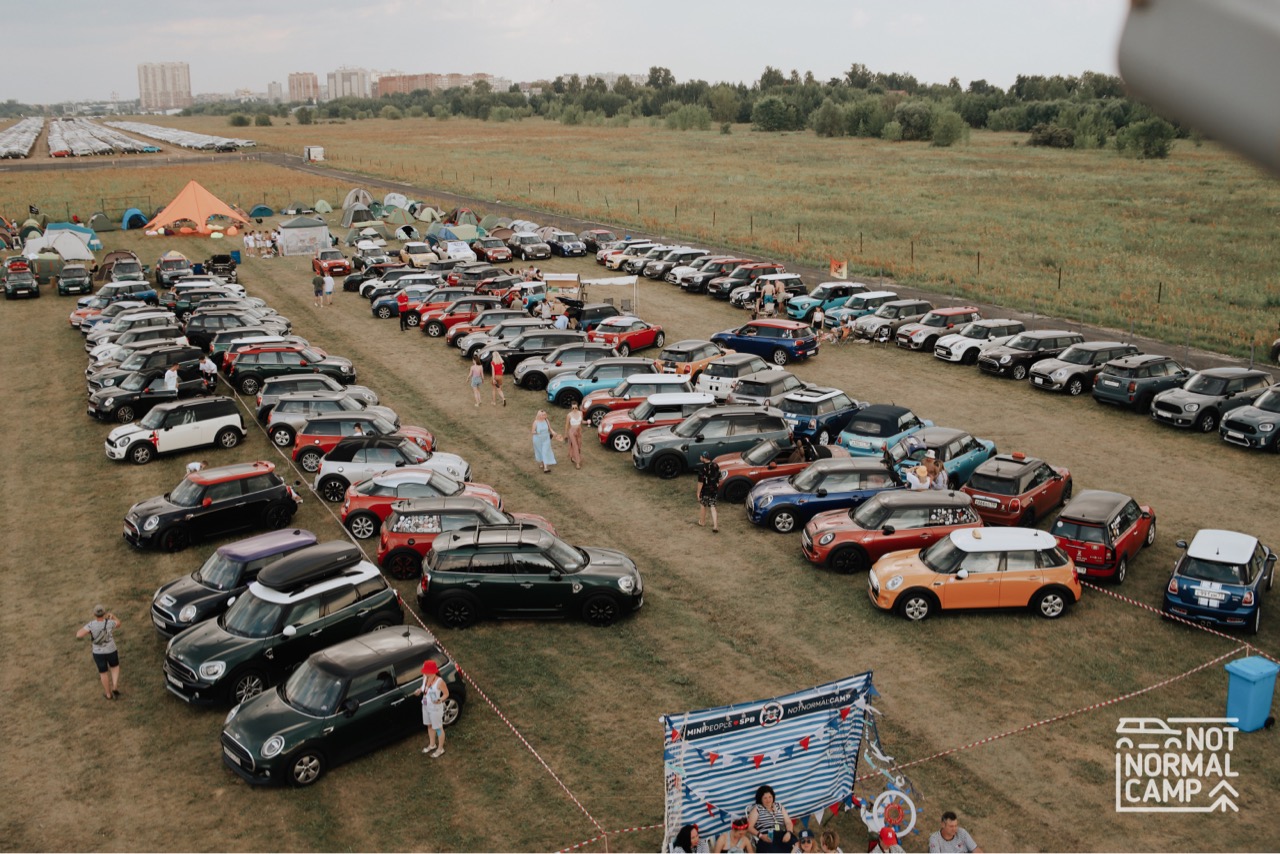 Ряды разноцветных MINI, участники и палаточный лагерь Not Normal Camp 2024