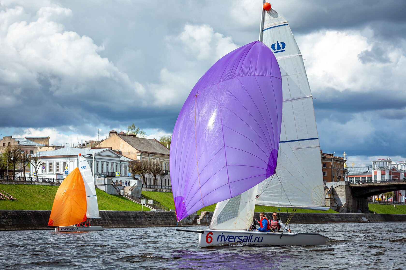 Парусная школа River Sail в Твери. Яхтинг в центре города Твери на яхтах  класса 