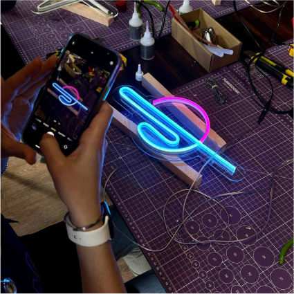 Фото неонового сатурна