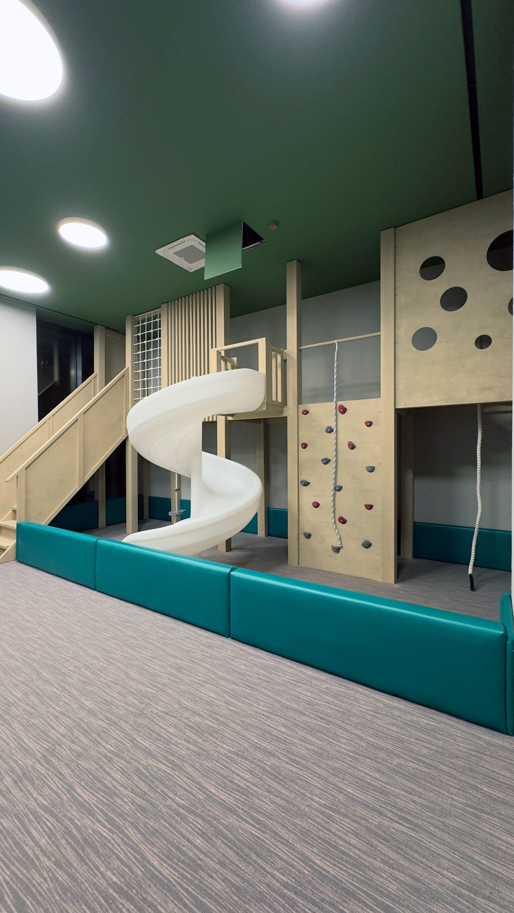 Игровой домик в помещении для детского дня рождения