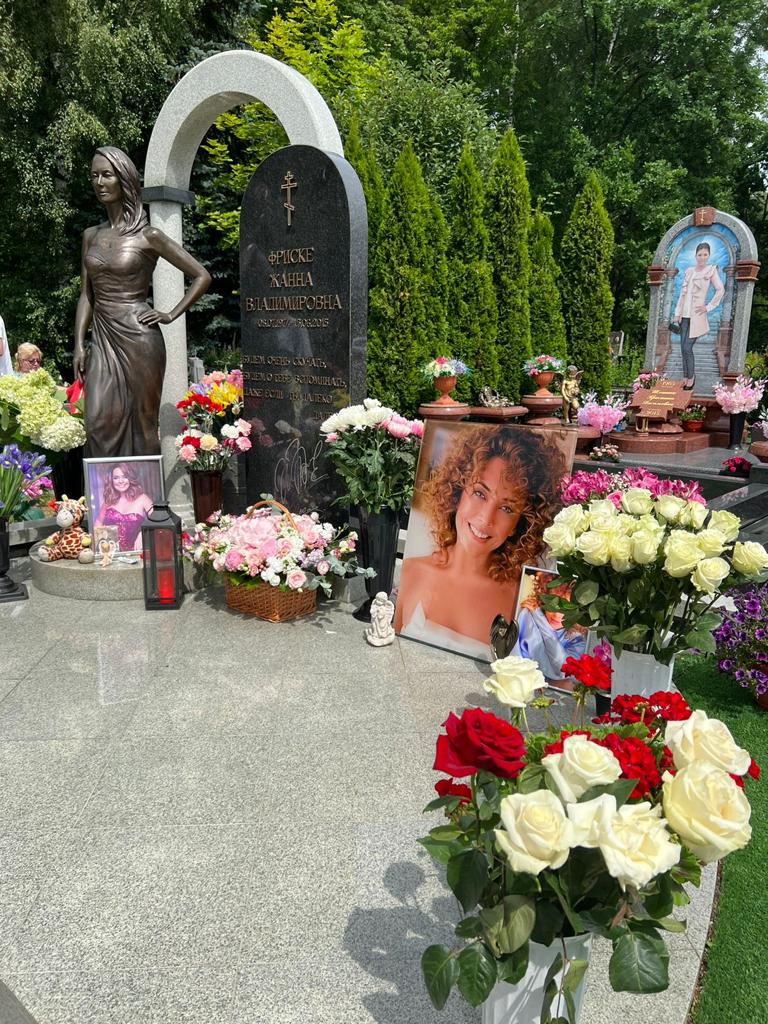 Фото у памятника Жанны Фриске