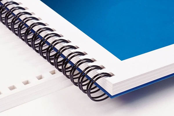 Сборка брошюр, блокнотов и других изделий на металлическую пружину.