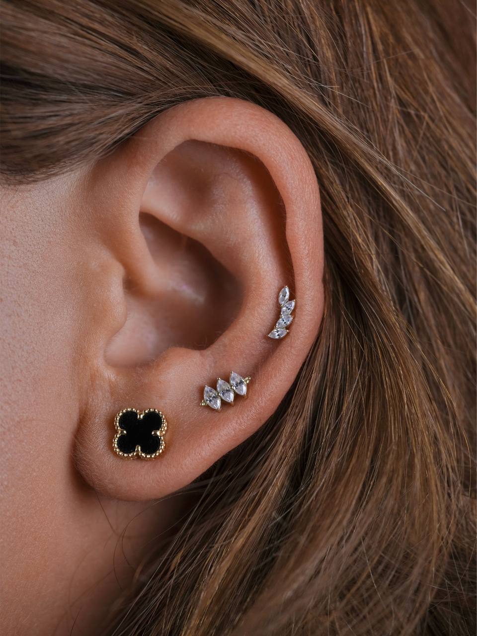 Пирсинг мочки уха с аккуратным украшением