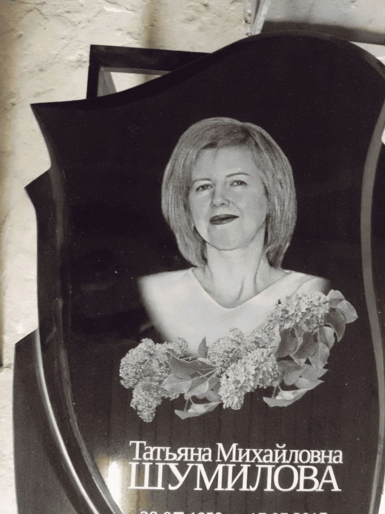 Памятник из Китайского гранита с вырубной формой, размер 800х450