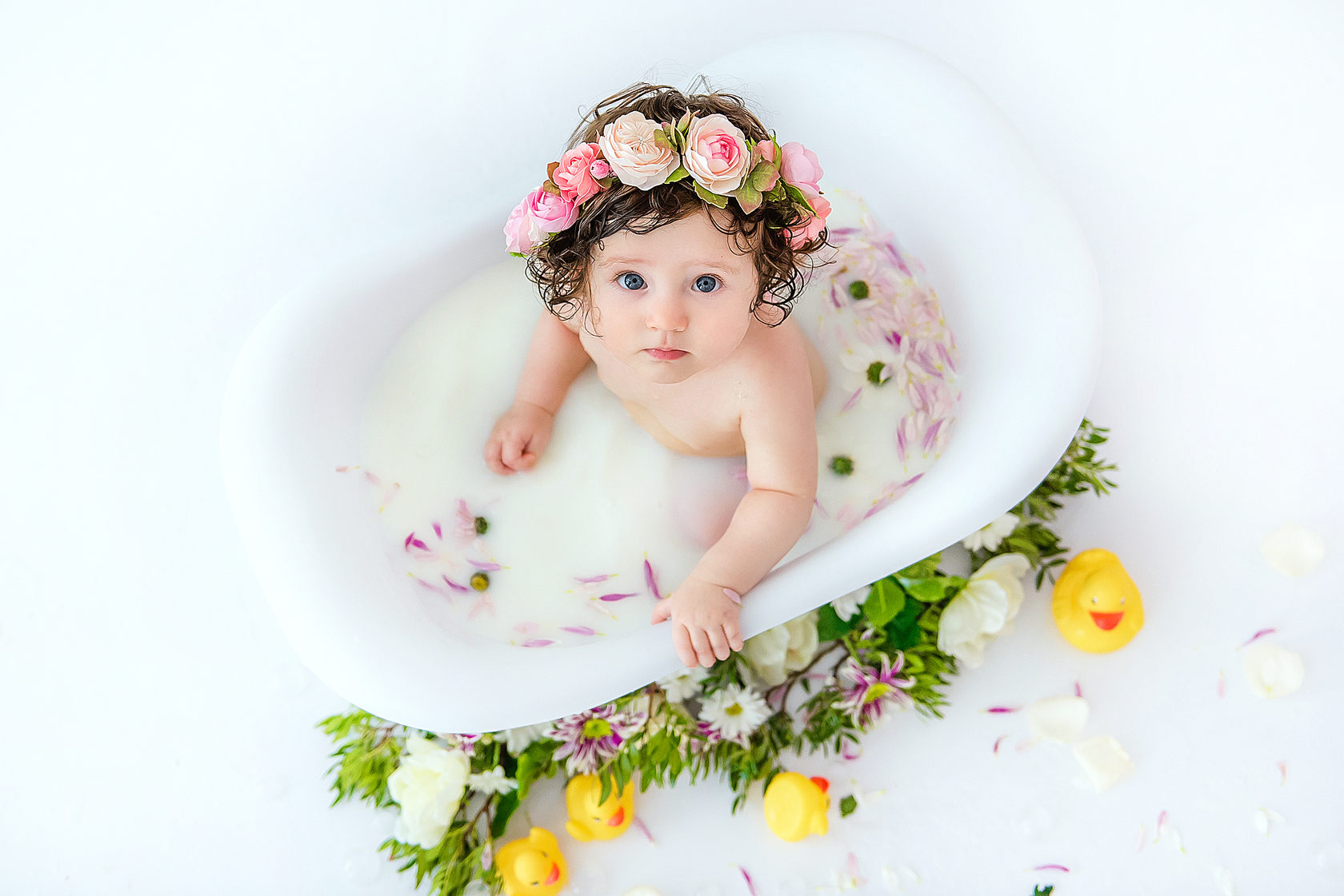 Baby h. Фотосессия малышей в ванночке с жасмином. Плескаться в ванной. Фото детей в молоке с цветами. Фото молочная ванна с цветами детская.