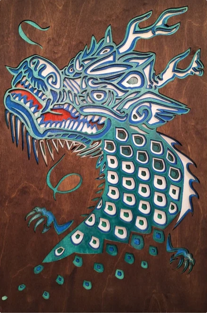 Панно из дерева в виде дракона в зеленом цвете