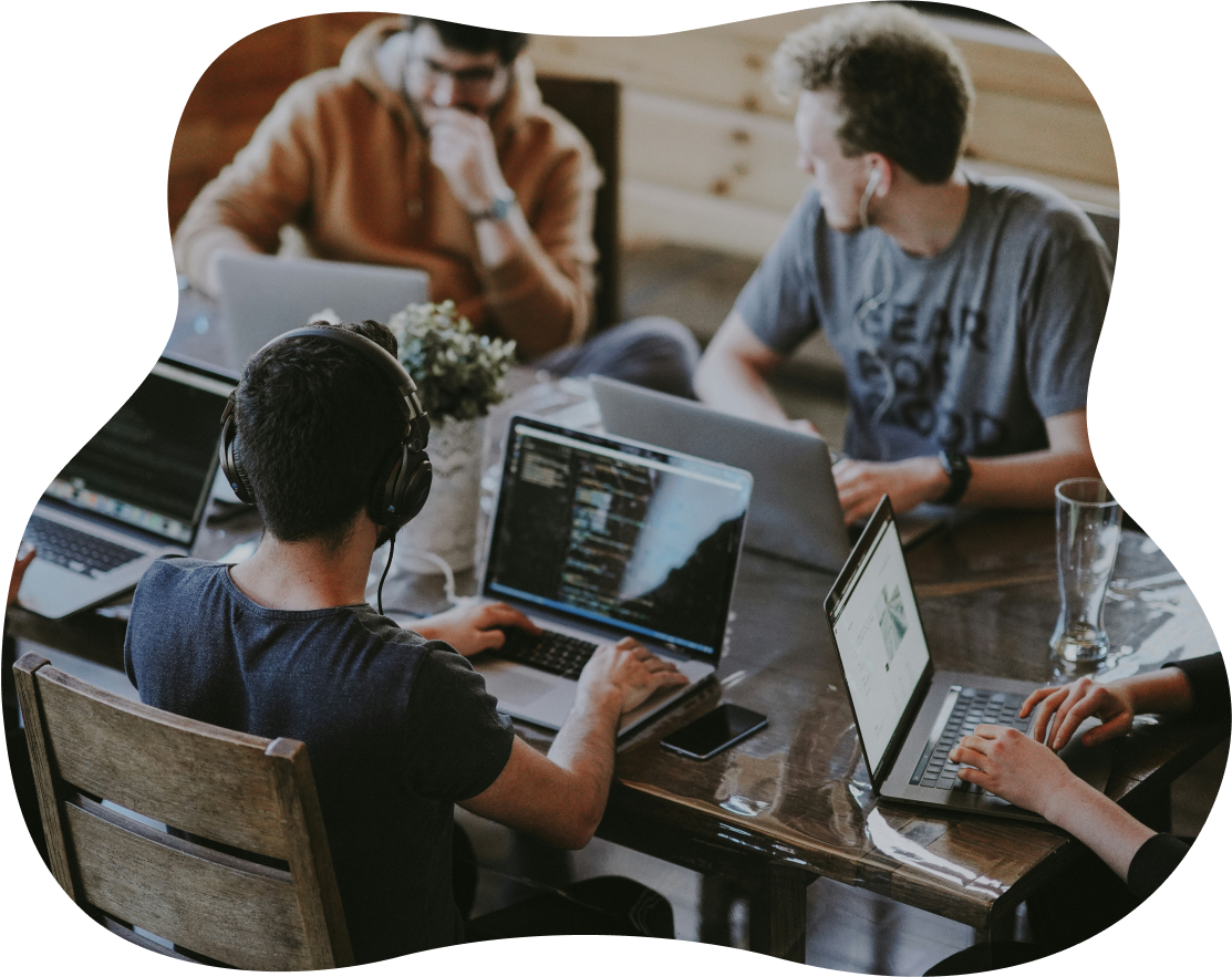 Команда программистов, IT-команда обсуждает проект, процесс разработки программного обеспечения