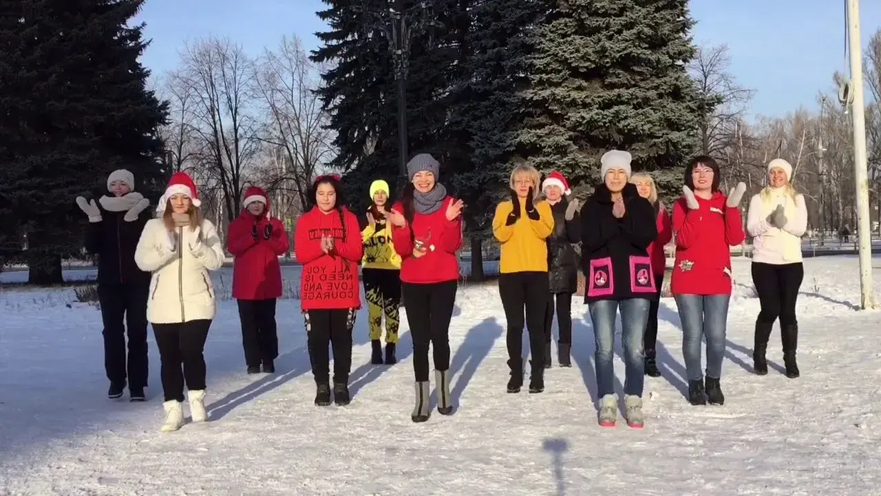 Танцевальный флешмоб зимой в честь международного дня хореографа.