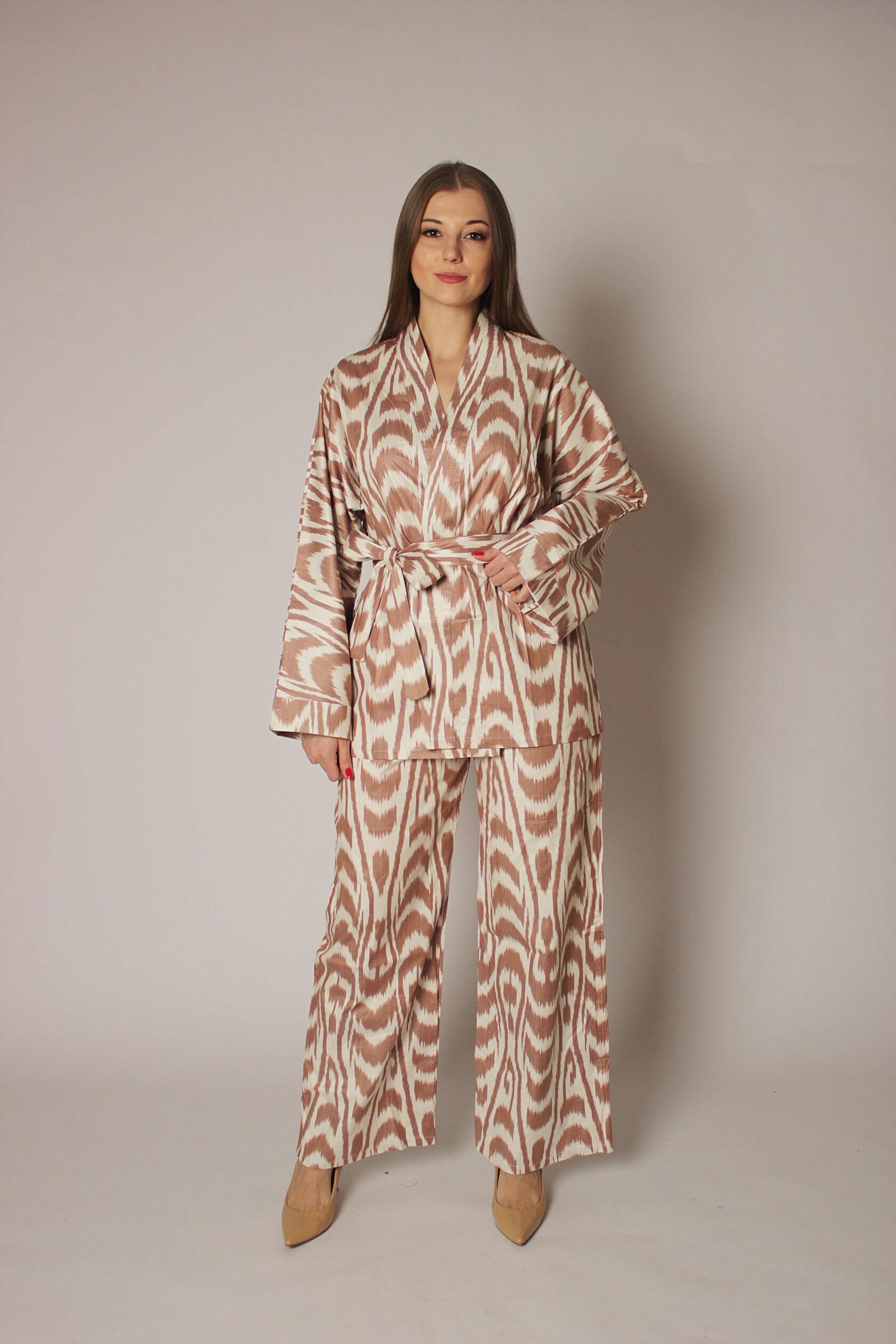 Халат, кимоно, костюм женский. Купить в магазине navigatore. На сайте, озон (ozon), маркете. В москве, спб, по всей россии. Красивый, модный, пляжный, удобный, домашний (home), турецкий, узбесккий, премиум, натуральный, восточный, бежевый.