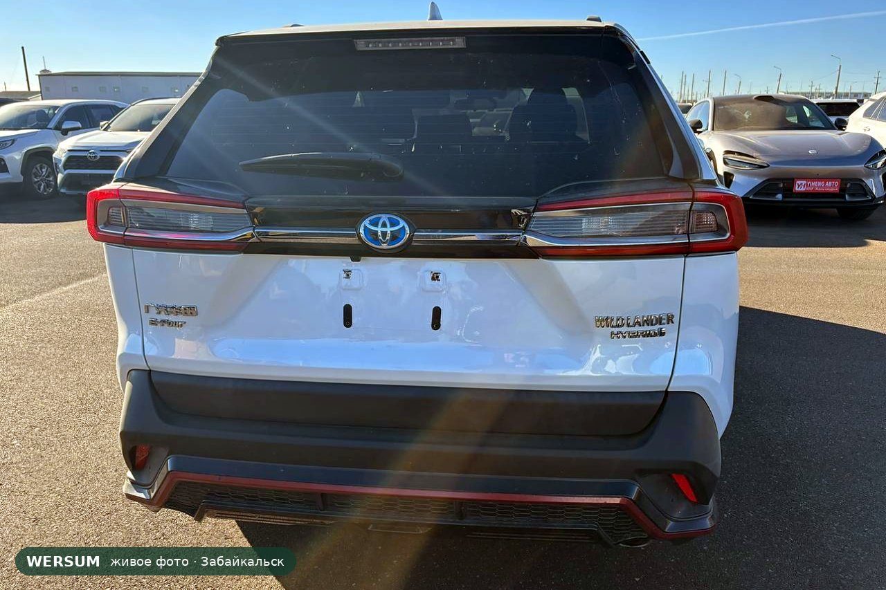 Toyota Wildlander, сзади: надписи E-Four и WILDLANDER HYBRID
