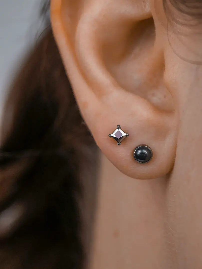 Заживший пирсинг мочки уха с украшением