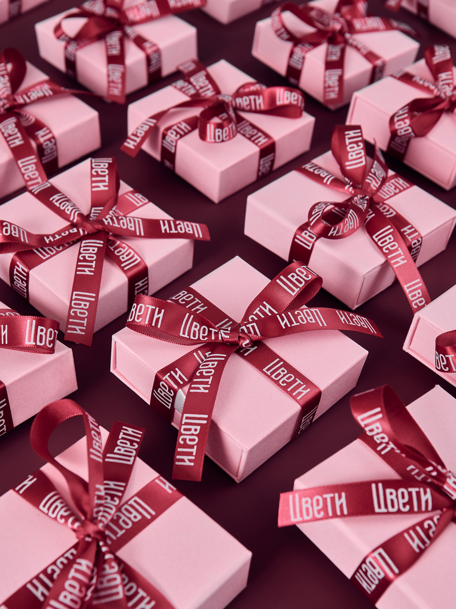 подарочные коробки с бантиками розовый и красный цвета