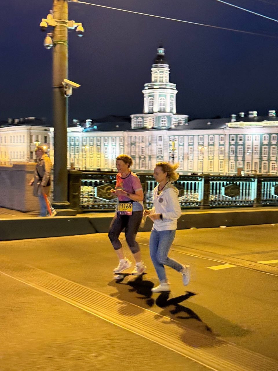 Елена и Алёна на дистанции ночного марафона