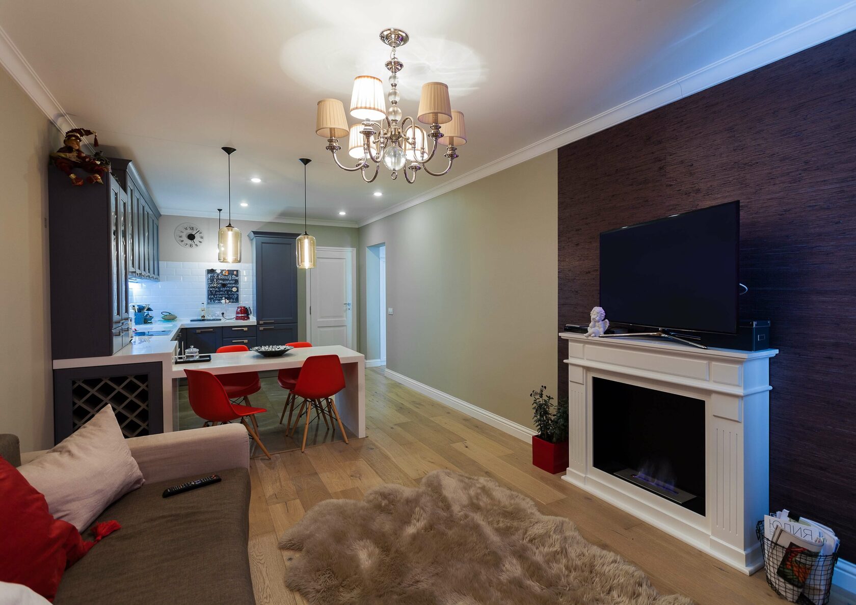 Коломенская набережная - Дизайн интерьера кухня, гостиная, камин, диван, ТВ