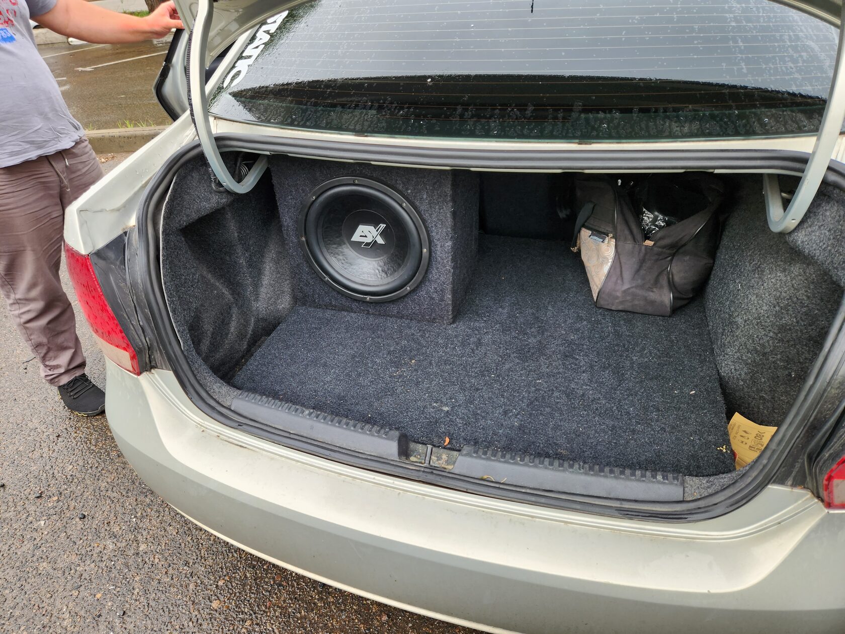 сабвуфер в Volkswagen Polo 5