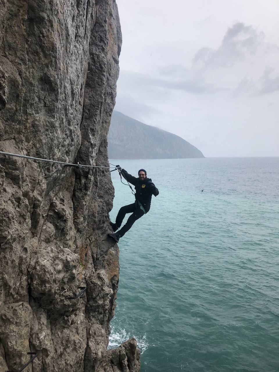 Прохождение Via Ferrata на скальном рельефе