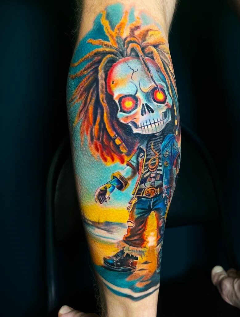 Татуировка на икре, тату человечек с лицом черепом, тату человек с дредами, яркое тату на голень