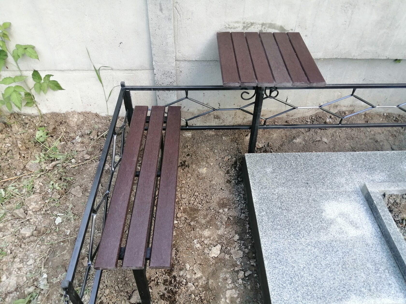 Столик и скамейка на кладбище