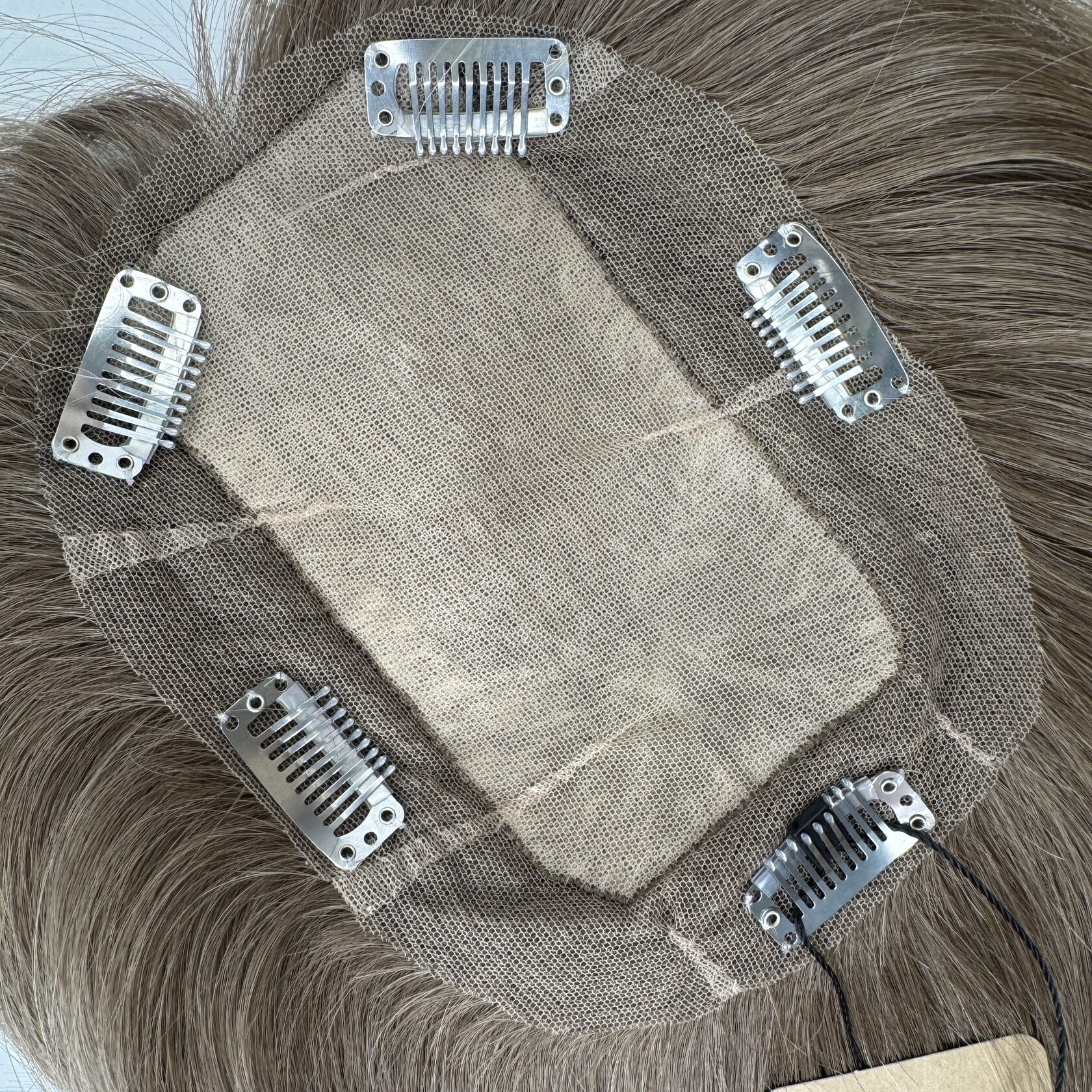 Способы крепления накладки на пробор — на мини-зажимы и двусторонний скотч