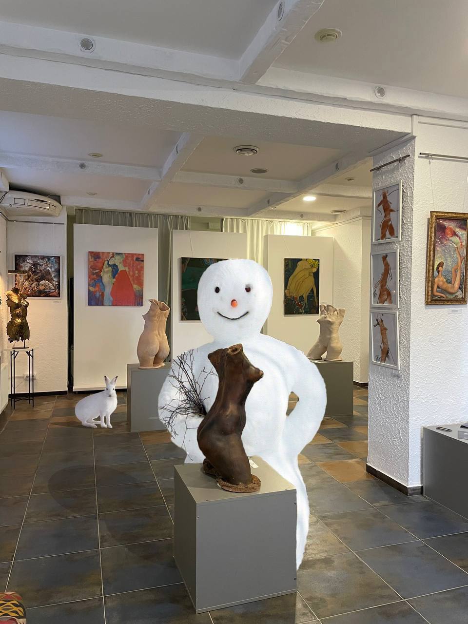 Коллаж снеговик и белый заяц прячутся от непогоды в галерее