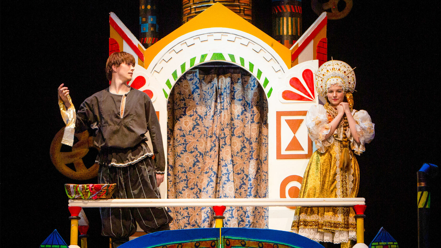 Герои мюзикла «Летучий корабль» на сцене Театра Терезы Дуровой