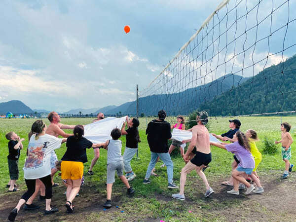 Семейный лагерь - ленивый волейбол