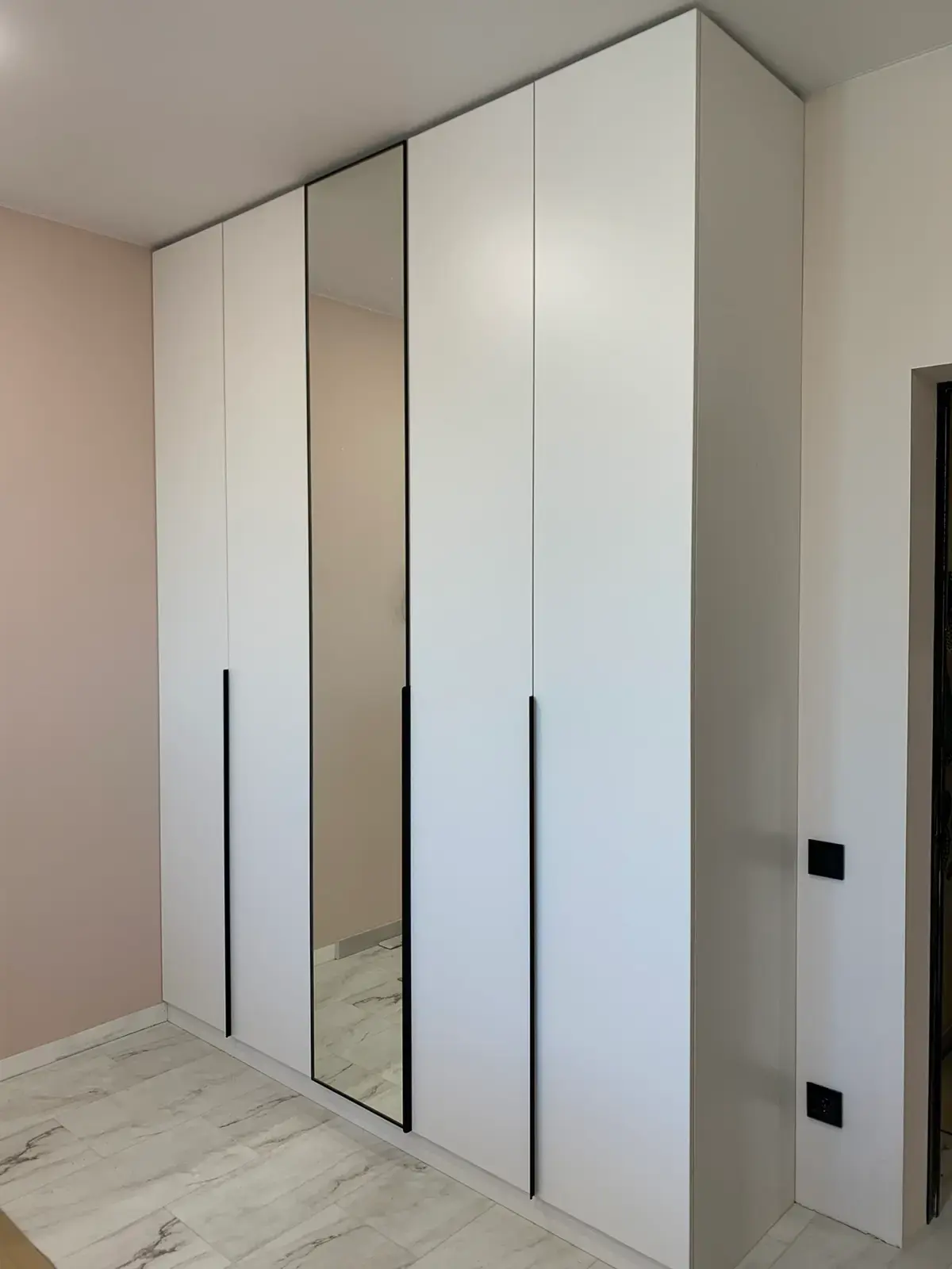 Шкаф для прихожей на заказ в Сургуте