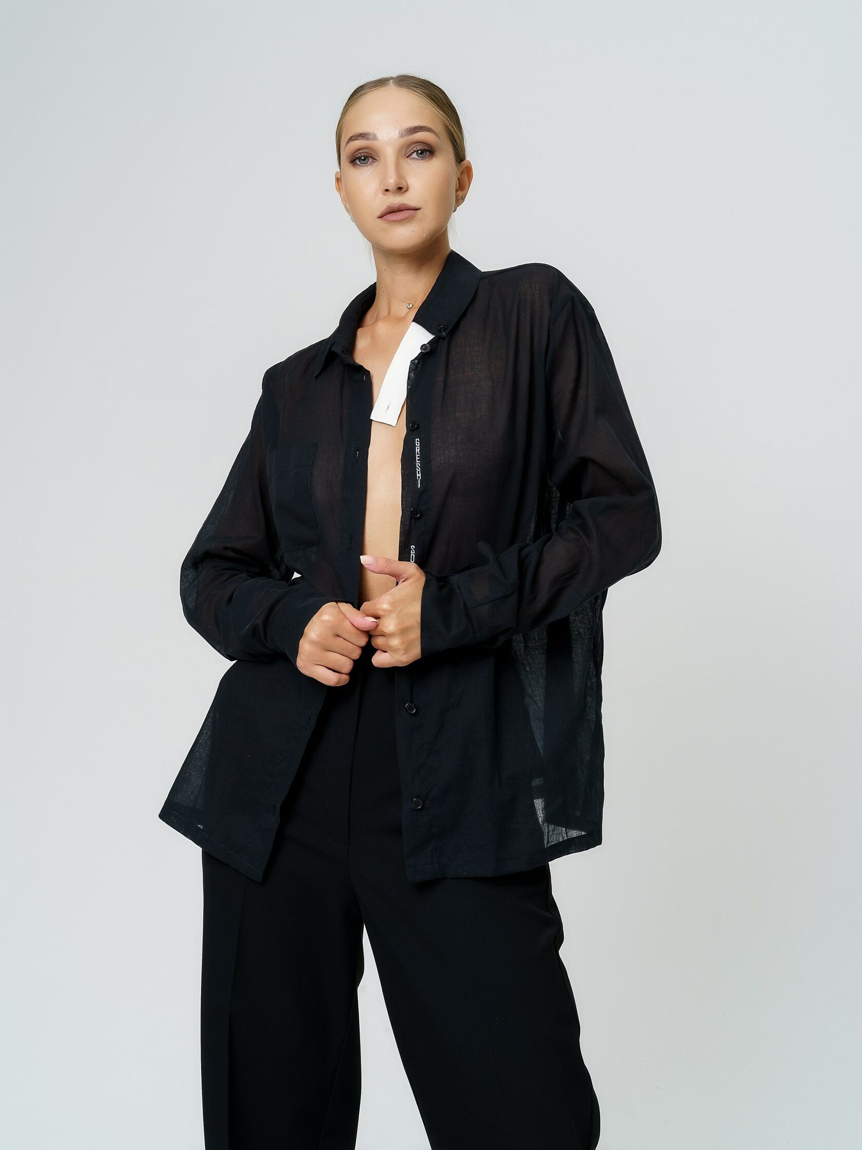 рубашка дизайнерская классическая базовая полупрозрачная черная хлопковая свободного силуэта с длинным рукавом и карманом с отстегивающимся белым воротничком