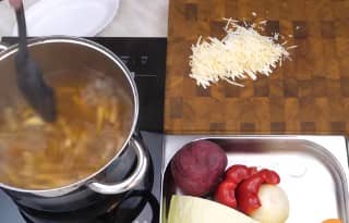 Приготовление борща со свеклой и свежей капустой: шаг 3
