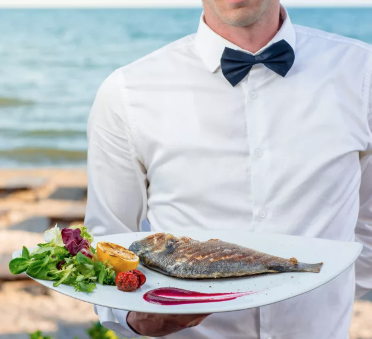 Подача рыбных блюд официант. Принесите блюдо. Еда приносит удачу. Официант с десертом. Подача блюд официантом.