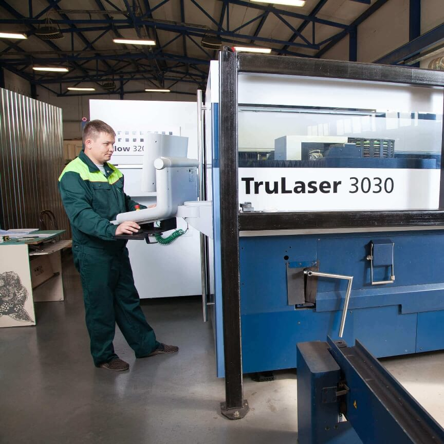 Лазерный станок для металла в цеху. Оператор станка с чпу (лазерная резка металла). Оператор станка лазерной резки. Оператор лазерного станка с чпу. Раскройщик чпу.