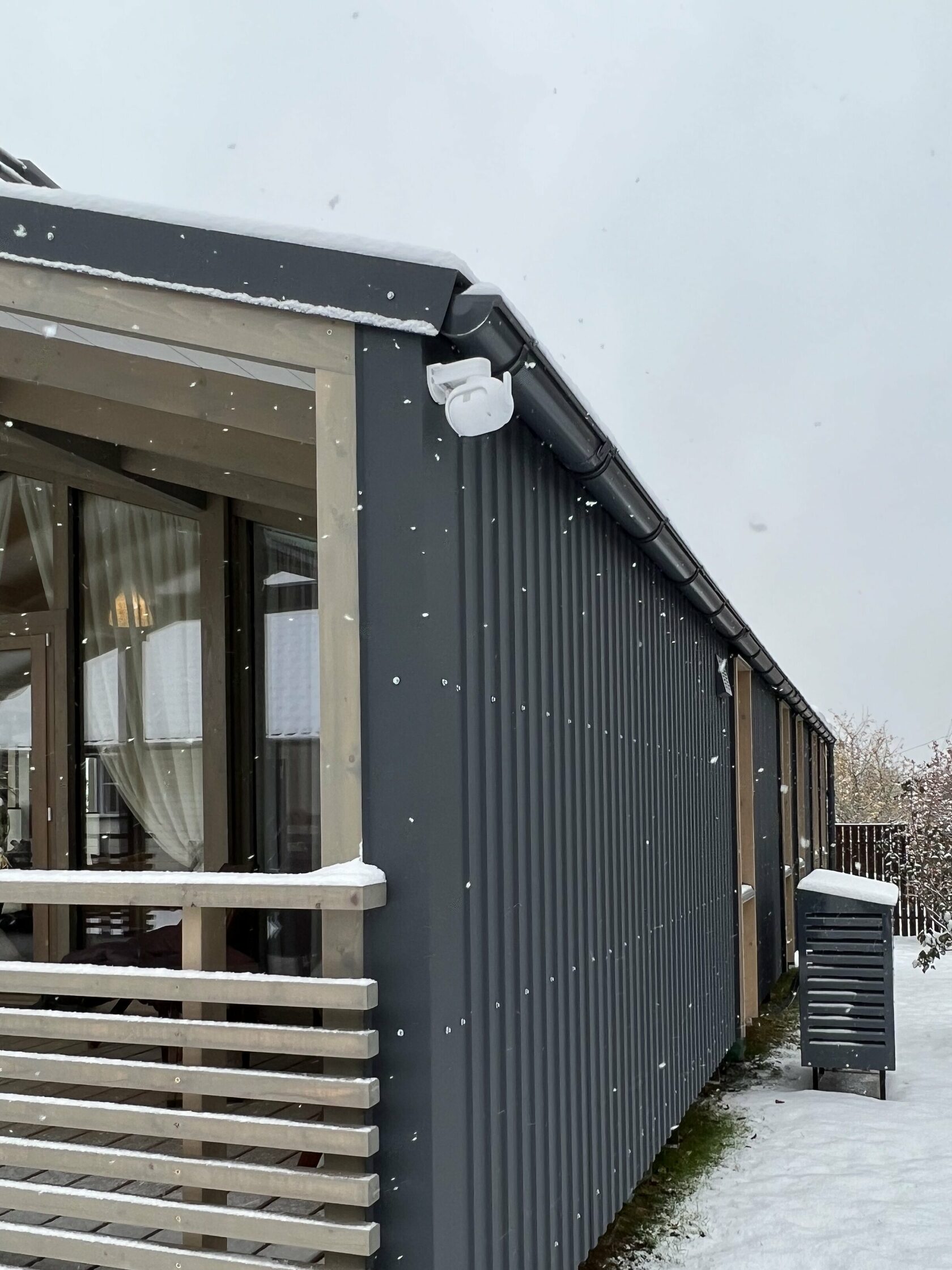 Монтаж камеры видеонаблюдения Lucky Home на загородном доме