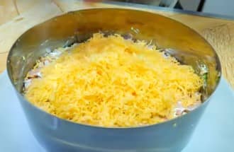 Приготовление салата «Невеста» с копчёной курицей и плавленым сыром: шаг 11