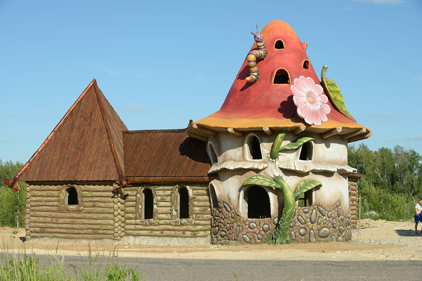 Облицовка дома арт бетоном с декоративными элементами и имитацией дерева и камня