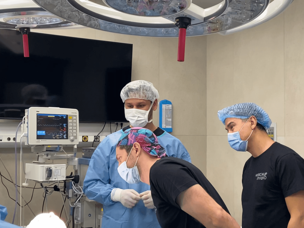 Шах Султанович на операции по ринопластике