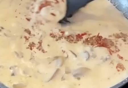 Приготовление мяса по-французски из свинины с грибами, помидорами и сыром: шаг 4