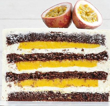 Маракуйя торт начинка. Начинка манго маракуйя. Манго маракуйя разрез. Шоколадный торт манго маракуйя. Торт манго маракуйя разрез.