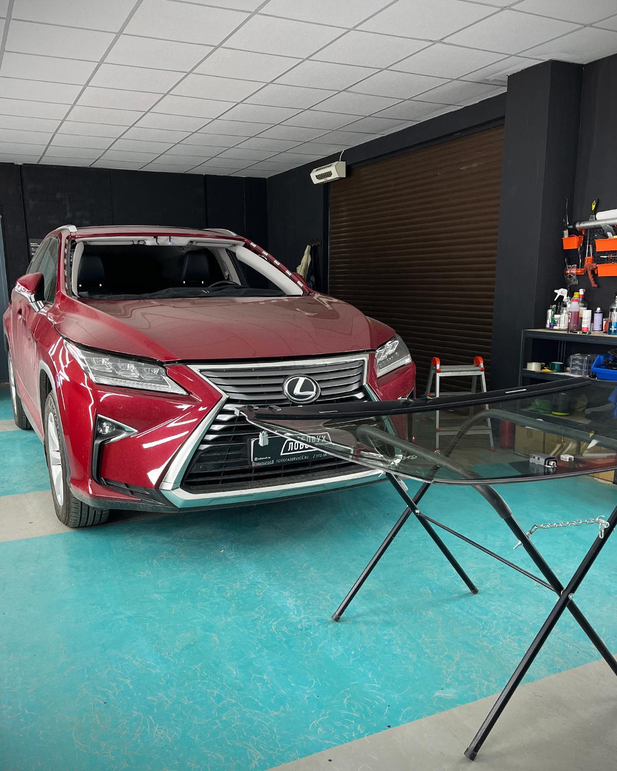 Автомобиль в процессе замены лобового стекла в Санкт-Петербурге